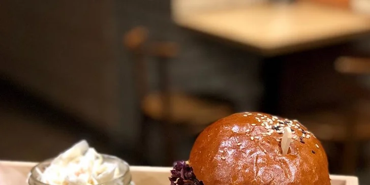 Burger podle výběru ze 7 druhů, hranolky, coleslaw a Kofola pro 1 či 2 osoby