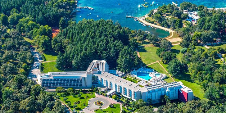 Pobyt na chorvatské Istrii: hotel 100 m od pláže s pestrým programem, bazény a jídlem