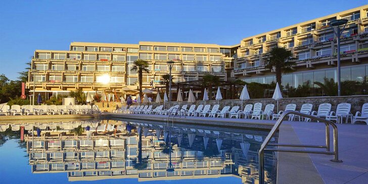 Pobyt na chorvatské Istrii: hotel 100 m od pláže s pestrým programem, bazény a jídlem