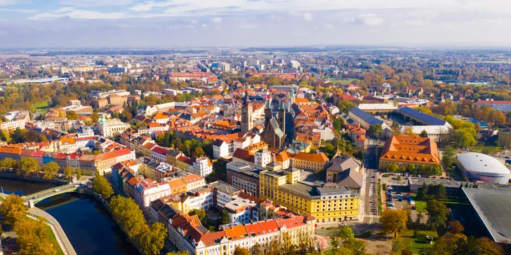 Pobyt v centru Hradce Králové: historický hotel se snídaní pro jednoho i rodinu