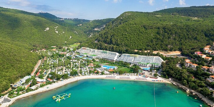 4* hotel v Rabacu přímo u pláže: bazénový komplex, sport a zábava, snídaně či polopenze