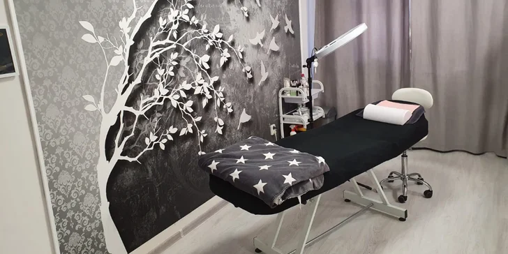 Nadupaný kosmetický balíček: peeling, zapracování kyseliny hyaluronové i masáže obličeje