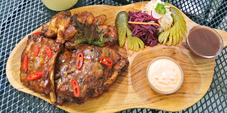 Masová hostina o váze 1 kg: křídla, vepřová žebra a saláty i omáčky