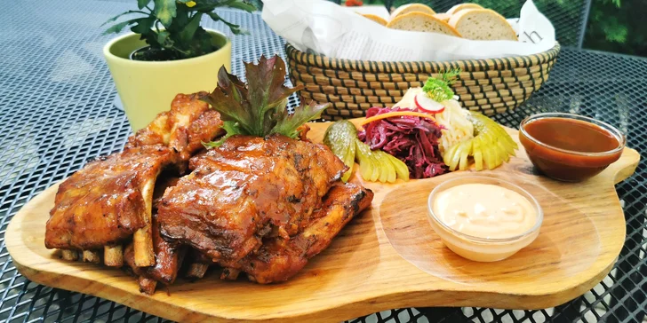 Masová hostina o váze 1 kg: kuřecí křídla, vepřová žebra a saláty i omáčky