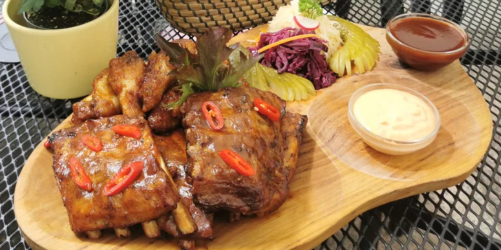 Masová hostina o váze 1 kg: křídla, vepřová žebra a saláty i omáčky