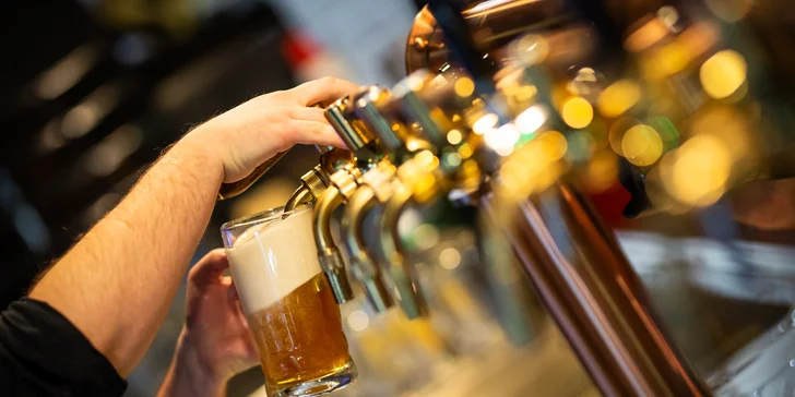 Chacharovo pečené koleno a pivo Mustang na uhašení žízně v Chacharově Hasičárně