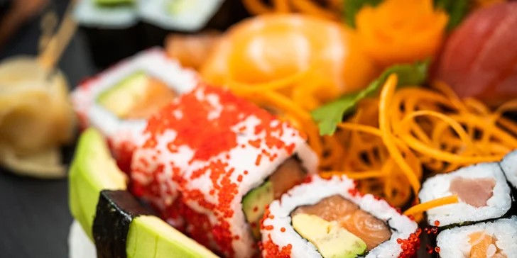 Smlsněte si na sushi setu o 18–62 kouscích: losos, tuňák, avokádo i mango