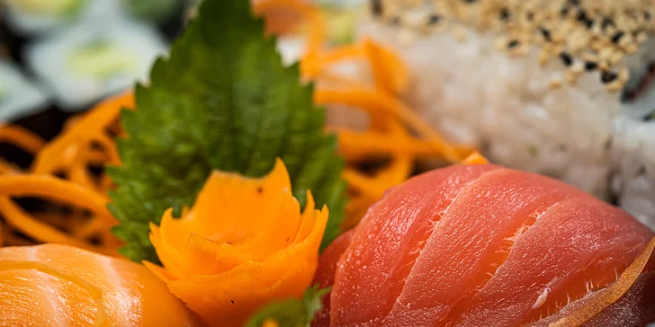 Smlsněte si na sushi setu o 18–62 kouscích: losos, tuňák, avokádo i mango