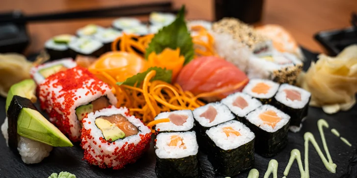 Degustační sushi sety s lososem, mangem, tuňákem i krevetami: 18–70 ks