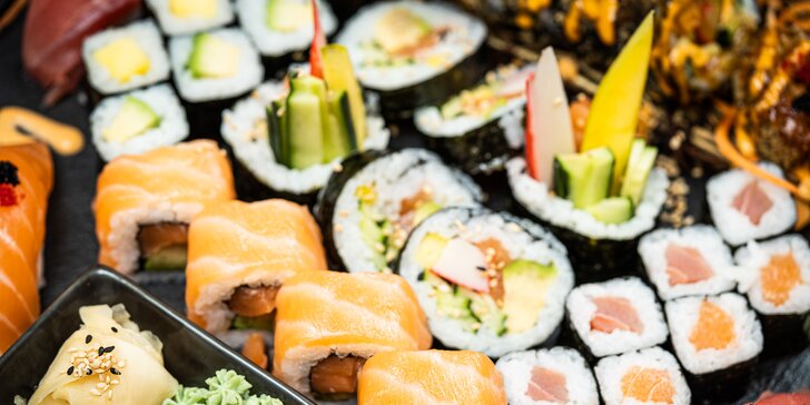 Degustační sushi sety s lososem, mangem, tuňákem i krevetami: 18–70 ks