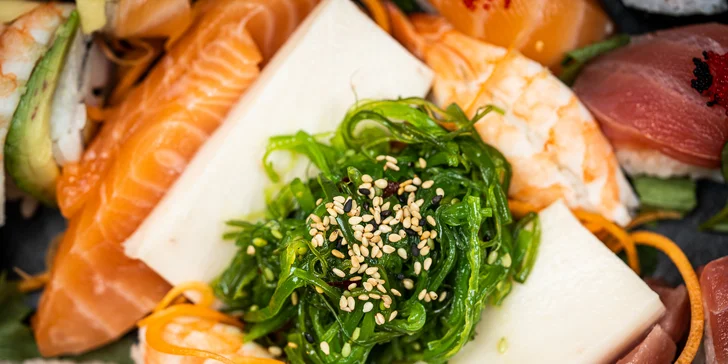 Smlsněte si na sushi setu o 18–62 kouscích: losos, tuňák, avokádo i mango