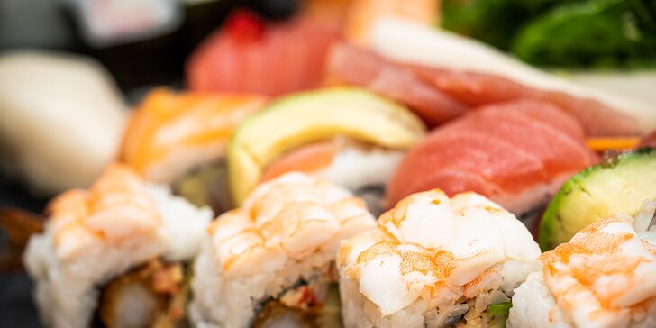 Smlsněte si na sushi setu o 18–62 kouscích: losos, tuňák, avokádo i mango
