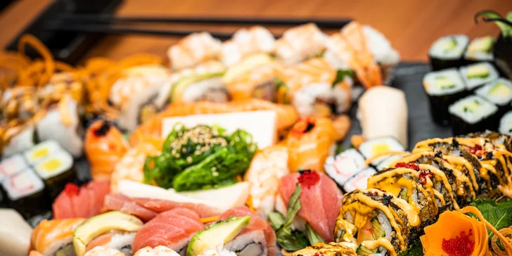 Degustační sushi sety s lososem, mangem, tuňákem i krevetami: 18–70 ks