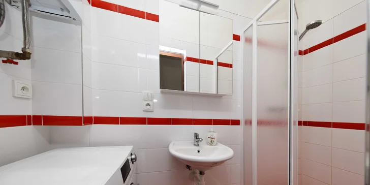 Vybavené apartmány pod Žižkovskou věží: nocleh až na dva týdny pro 2–10 osob