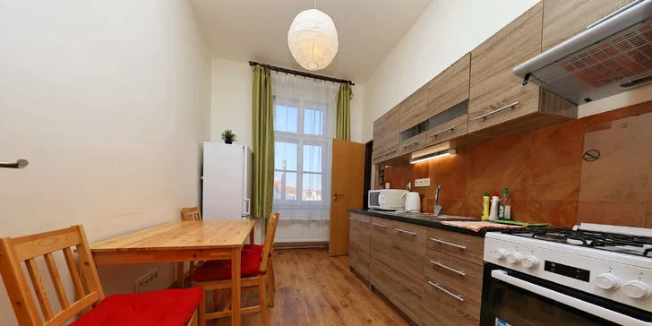 Vybavené apartmány pod Žižkovskou věží: nocleh až na dva týdny pro 2–10 osob
