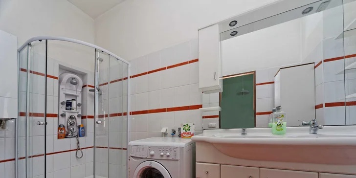 Vybavené apartmány pod Žižkovskou věží: nocleh až na dva týdny pro 2–10 osob