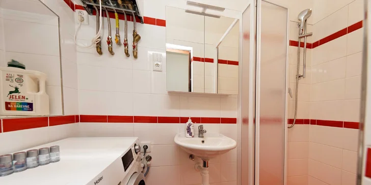Vybavené apartmány pod Žižkovskou věží: nocleh až na dva týdny pro 2–10 osob
