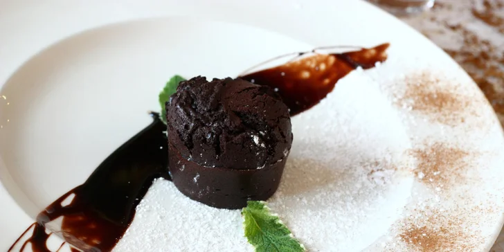 4chodové menu pro dva, třeba i s lahví vína: krevety, vývar, candát, kuřecí prso a brownies