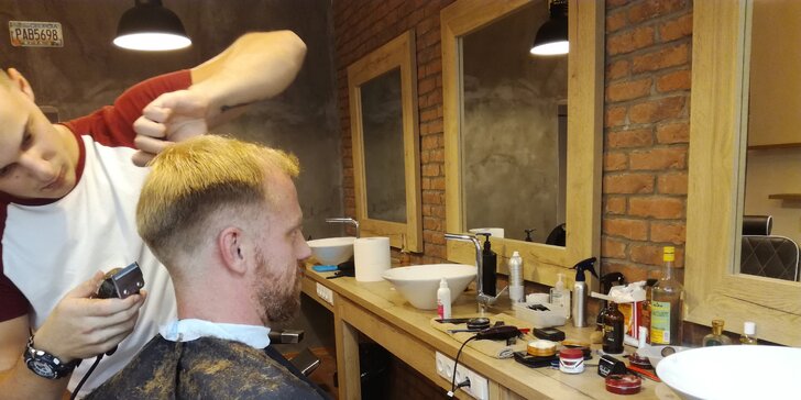 Dokonalá péče v barber shopu: klasický pánský střih včetně holení hot towel