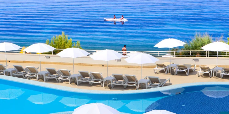 4* rezort na chorvatském pobřeží: hotel přímo u moře, all inclusive i venkovní bazén