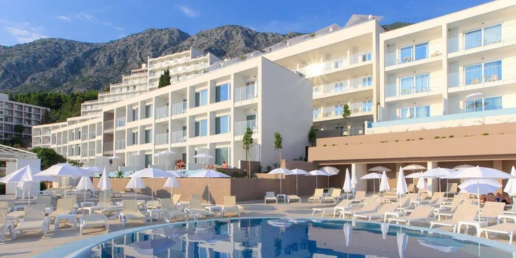 4* rezort na chorvatském pobřeží: hotel přímo u moře, all inclusive i venkovní bazén