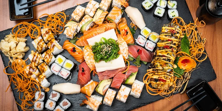 Degustační sushi sety s lososem, mangem, tuňákem i krevetami: 18–70 ks