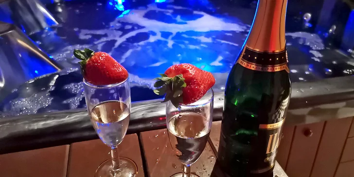Romantika či relax s přáteli: 90 min. ve wellness s vířivkou a infrasaunou, třeba i s ovocem a láhví sektu