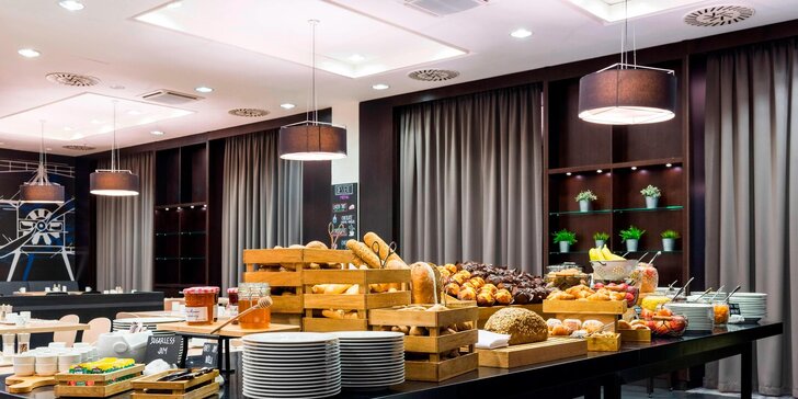 Ubytování v hotelu Marriott na letišti Václava Havla se snídaní či polopenzí a vstupenkou do zábavního Runway Parku