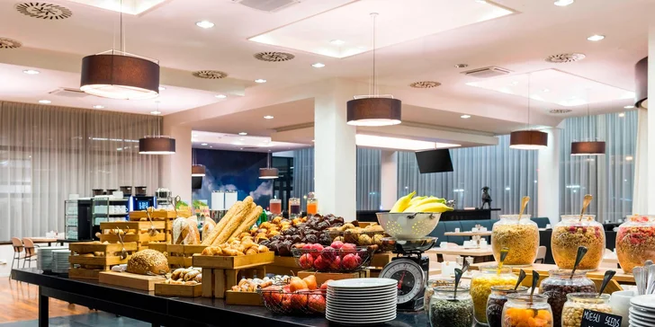 Ubytování v hotelu Marriott na letišti Václava Havla se snídaní či polopenzí a vstupenkou do zábavního Runway Parku