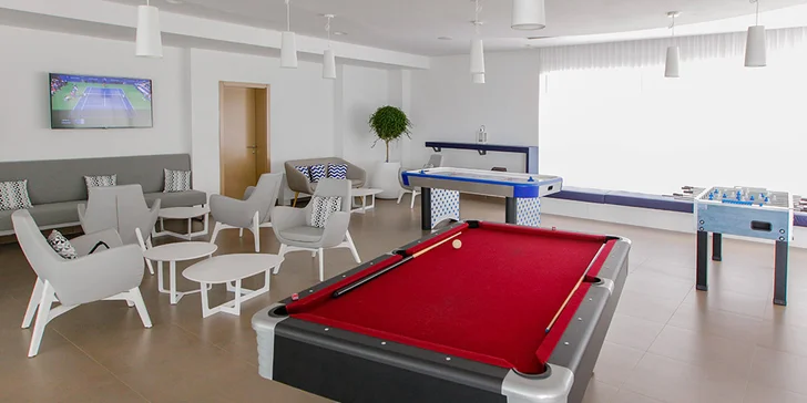 4* rezort na chorvatském pobřeží: hotel přímo u moře, all inclusive i venkovní bazén