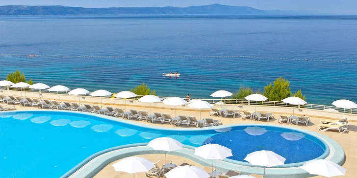 4* rezort na chorvatském pobřeží: hotel přímo u moře, all inclusive i venkovní bazén