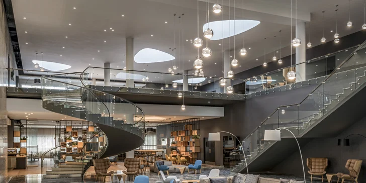 Moderní hotel sítě Marriott v Brně: polopenze, parkování, pozdní check-out a dítě do 5,9 let zdarma