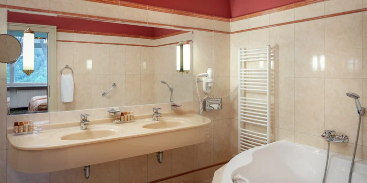 5* Imperial ve Varech: lázeňský pobyt se státním příspěvkem, procedury, snídaně či polopenze, wellness