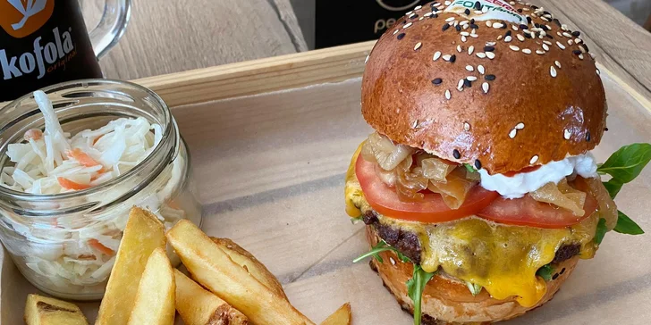 Burger podle výběru ze 7 druhů, hranolky, coleslaw a Kofola pro 1 či 2 osoby
