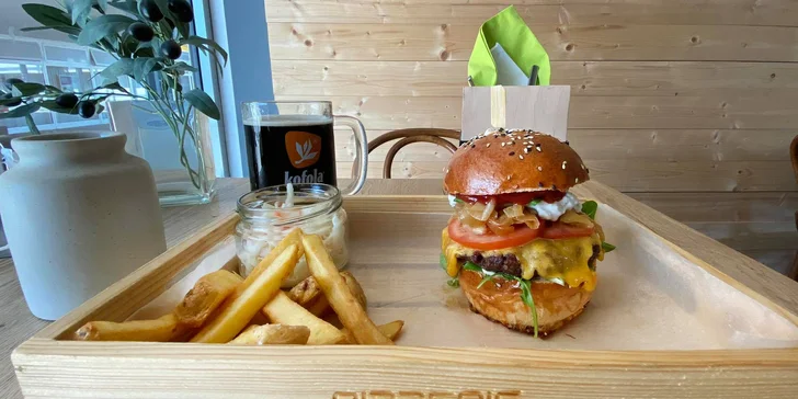 Burger podle výběru ze 7 druhů, hranolky, coleslaw a Kofola pro 1 či 2 osoby