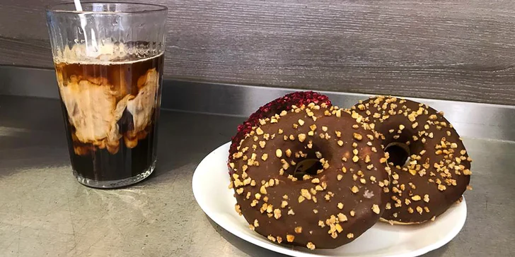 Ledová káva, která vás nakopne: cold brew a donut podle výběru v Dlouhé