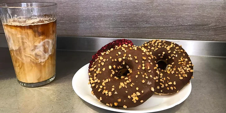 Ledová káva, která vás nakopne: cold brew a donut podle výběru v Dlouhé