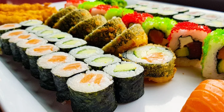 Sushi set s 52 kousky: nigiri s lososem, maki s tuňákem i krevety v tempuře