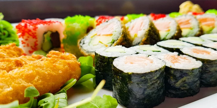Sushi set s 52 kousky: nigiri s lososem, maki s tuňákem i krevety v tempuře