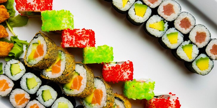 Sushi set s 52 kousky: nigiri s lososem, maki i krevety v tempuře