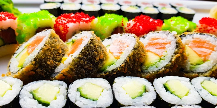 Sushi set s 52 kousky: nigiri s lososem, maki s tuňákem i krevety v tempuře