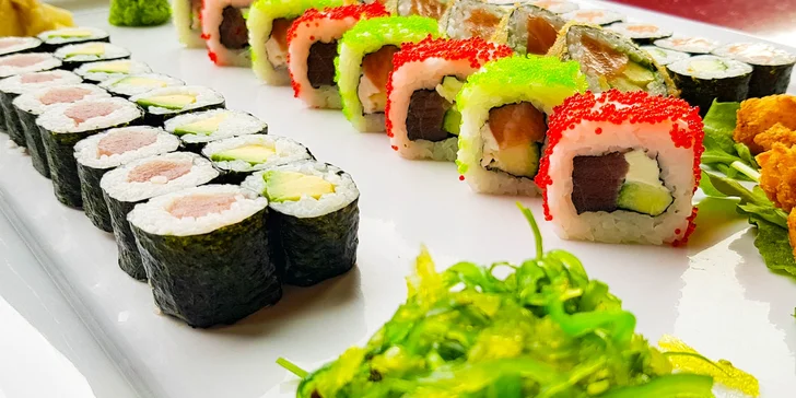 Sushi set s 52 kousky: nigiri s lososem, maki s tuňákem i krevety v tempuře