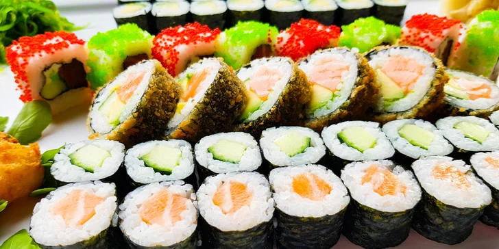 Sushi set s 52 kousky: nigiri s lososem, maki s tuňákem i krevety v tempuře