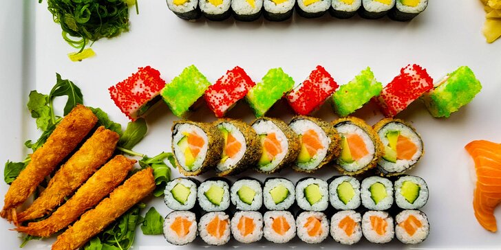 Sushi set s 52 kousky: nigiri s lososem, maki i krevety v tempuře