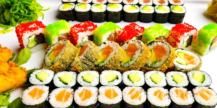 Sushi set s 52 kousky: nigiri s lososem, maki s tuňákem i krevety v tempuře