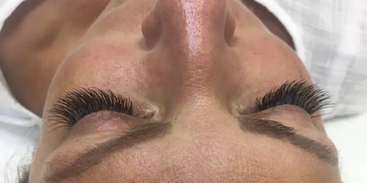 Prodlužování řas metodou řasa na řasu nebo volume lashes 3D