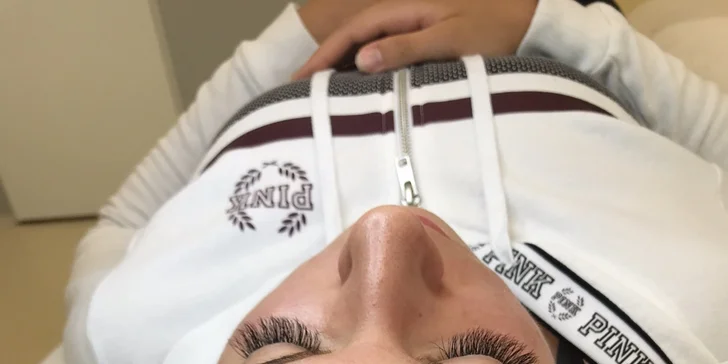 Prodlužování řas metodou řasa na řasu nebo volume lashes 3D