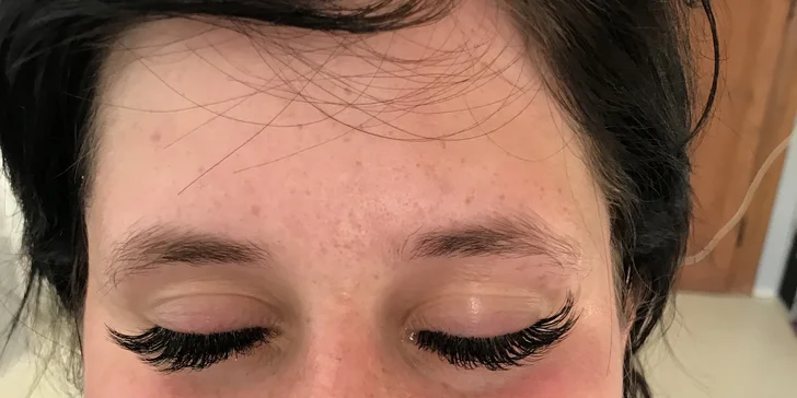 Prodlužování řas metodou řasa na řasu nebo volume lashes 3D