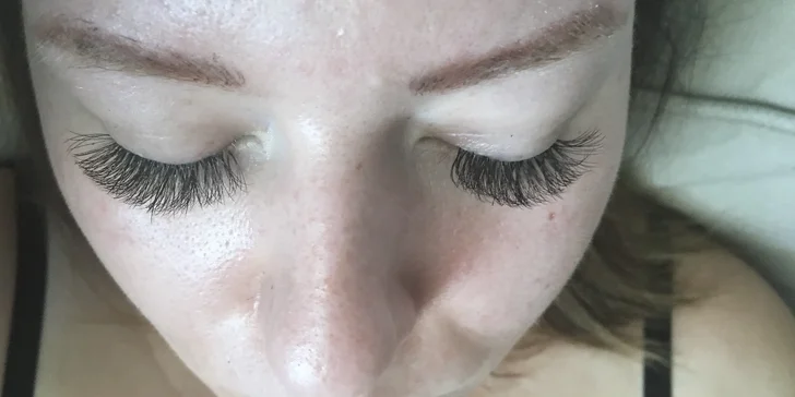 Prodlužování řas metodou řasa na řasu nebo volume lashes 3D