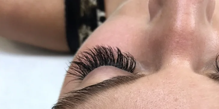 Prodlužování řas metodou řasa na řasu nebo volume lashes 3D